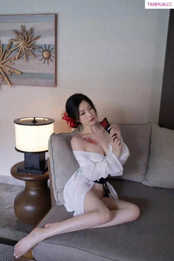 鱼子酱fish  [XiuRen]高清写真图 2025.07.04 No.10514 鱼子酱Fish 白色丝袜第45张图片